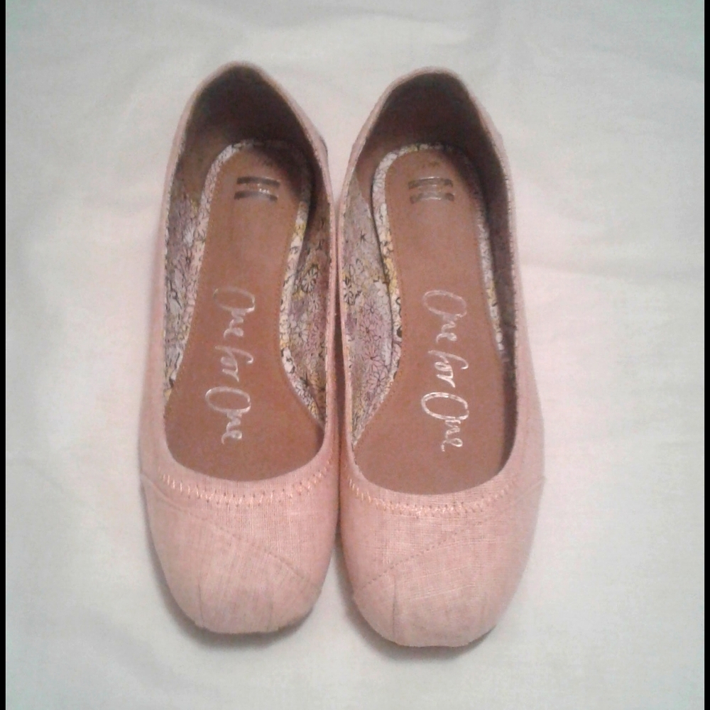 Toms Ballet flats with a floral print on the insid